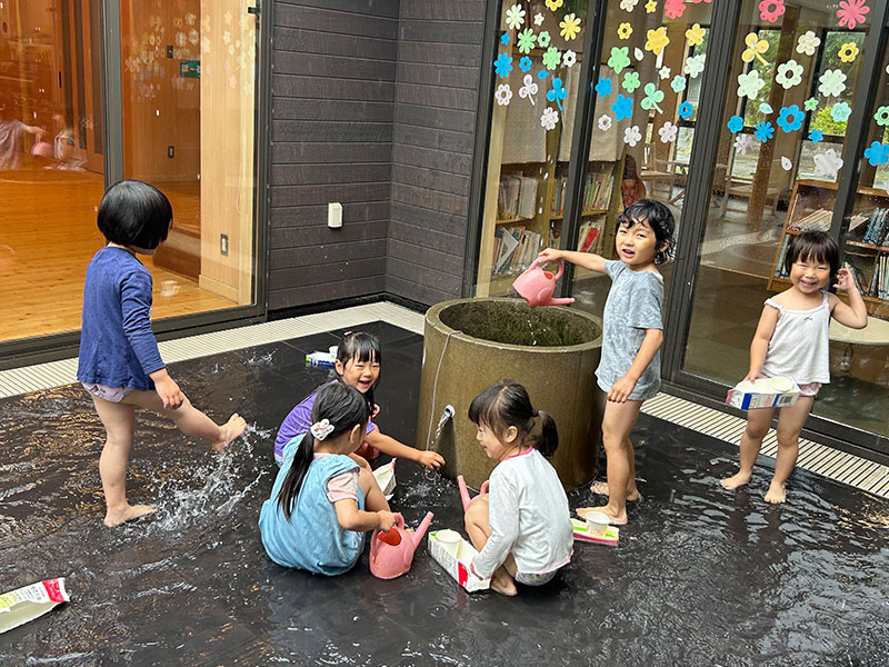 中庭がじゃぶじゃぶ池に